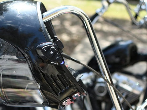 How to listen to music on a motorcycle: All to know