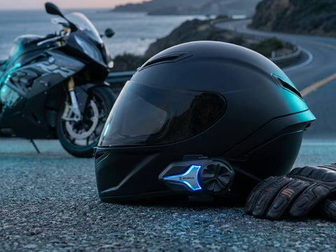 Intercom vs Bluetooth helmet: Which one should you choose?